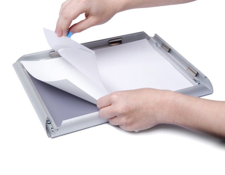 Ramka zatrzaskowa KRAST B1 (70,0 x 100,0 cm) aluminiowa srebrna z ostrym prostym narożnikiem rama ramka plakatowa OWZ ścienna na plakat na zdjęcia profil 25 mm