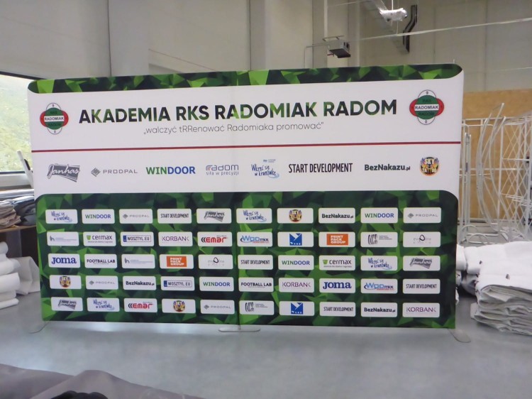 Przykładowa realizacja nr 8: większy rozmiar ścianki reklamowej, również dostępny w naszej ofercie ścianek prasowych