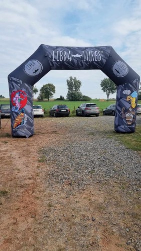 Zdjęcie z realizacji bramy nadmuchiwanej, pneumatycznej z nadrukiem