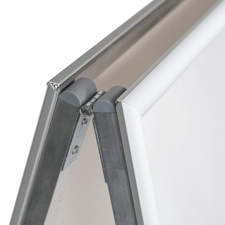 Potykacz reklamowy A1 OWZ Economy - srebrny potykacz reklamowy z zatrzaskową ramą OWZ i plecami z polistyrenu