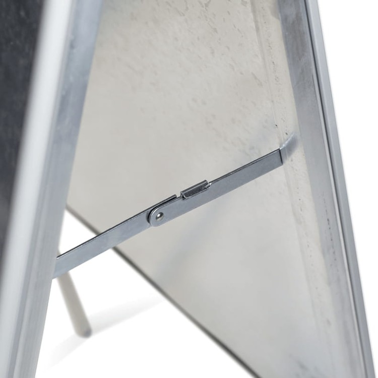 Potykacz reklamowy B2 OWZ Premium - srebrny potykacz reklamowy z zatrzaskową ramą OWZ i plecami z blachy stalowej