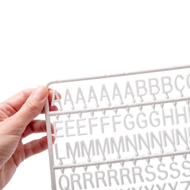 Zestaw plastikowych liter do czarnej tablicy literowej