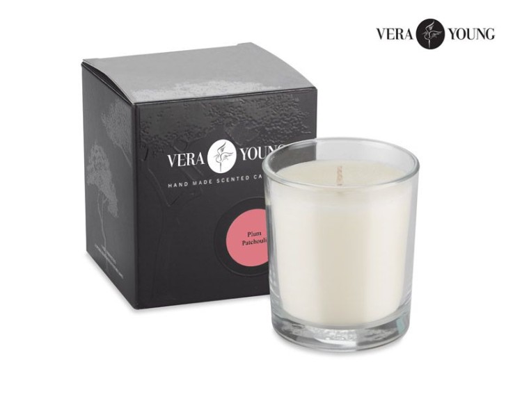 Świeca sojowa 170g - Plum & Patchouli - VERA YOUNG przezroczysty z logo