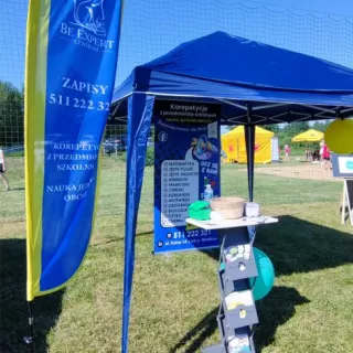 Flaga reklamowa Winder Crest o wysokości 2,45 m to praktyczny sposób na zwiększenie widoczności marki podczas targów, eventów, pikników firmowych i akcji promoc