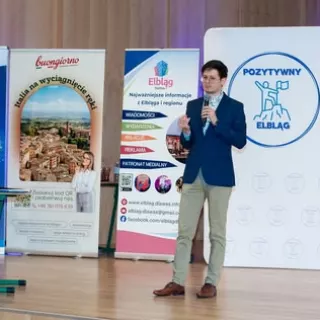 Rollup został stworzony z cienkiego, lekkiego aluminium. 

Posiada dwie ruchome nóżki, które stabilizują stojak i trzyczęściowy maszt utrzymujący grafikę w rozw