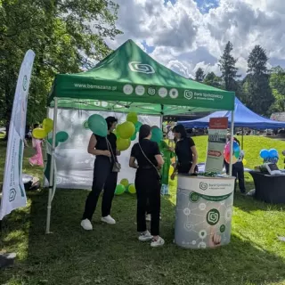 Namiot promocyjny reklamowy przygotowany dla Gminy Niedźwiedź to praktyczne rozwiązanie na wydarzenia plenerowe, lokalne imprezy, pikniki, festyny i akcje promo